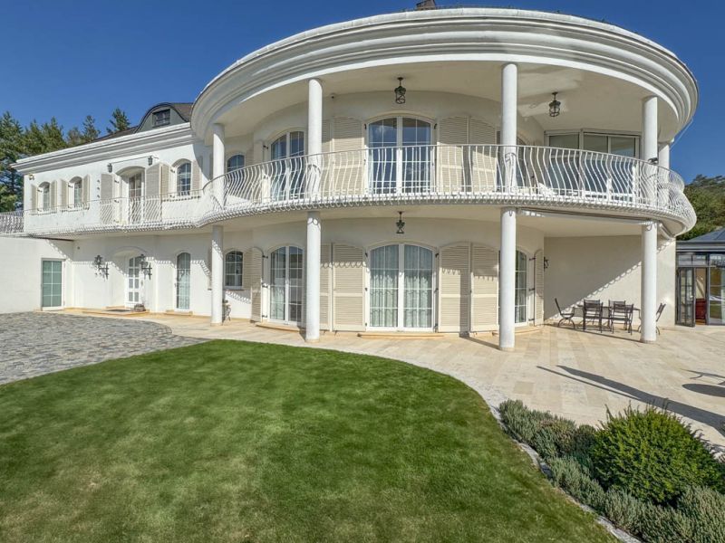 Exklusives Anwesen mit privatem Wellnessbereich und Panoramablick /  / 7053&nbsp;Hornstein / Bild 1