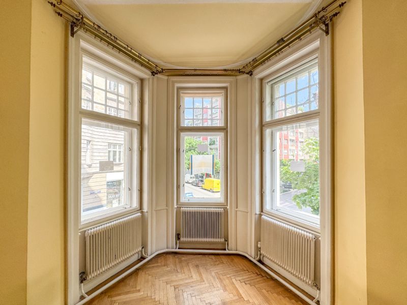 Jugendstil-Etage mit charmantem Erker und Renovierungspotenzial "auf der Wieden" in sehr guter Lage