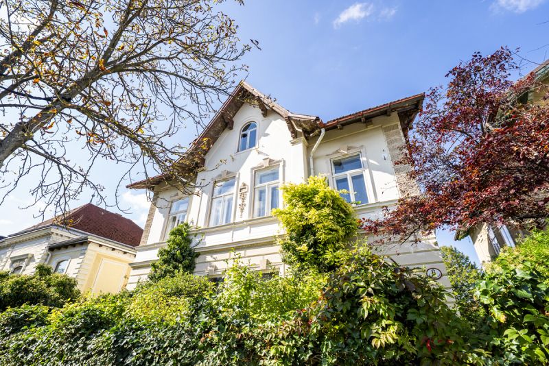Traumhafte Jahrhundertwendevilla mit Garten und Pool /  / 2340 Mdling / Bild 1