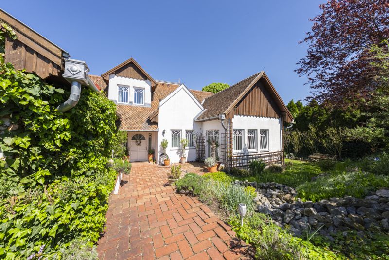 Mediterranes Wohngefhl im Weinviertel ? Traumhaus mit Naturpool & Weitblick