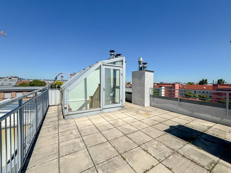 Helle Dachgeschosswohnung mit 3 Schlafzimmern, Kamin & Dachterrasse