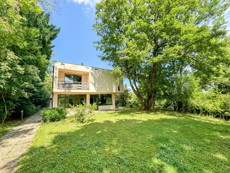 Exklusive Bauhaus-Villa mit Parkgarten & Pool am Waldrand /  / 2340 Mdling / Bild 1