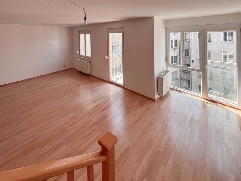 Helle Dachgeschosswohnung mit 3 Schlafzimmern, Kamin & Dachterrasse / / 1050 Wien / Bild 2