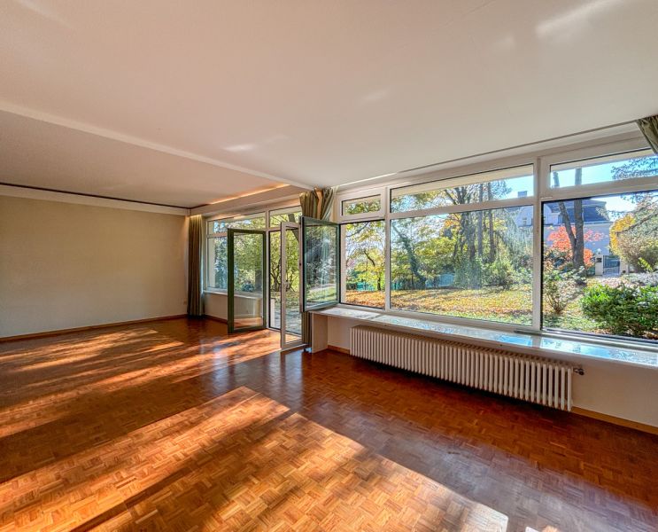 Exklusive Bauhaus-Villa mit Parkgarten & Pool am Waldrand /  / 2340 Mdling / Bild 3