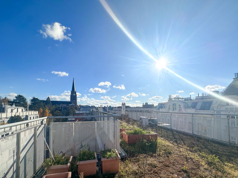 Fantastische Dachgeschosswohnung mit weitlufiger Terrasse im 18. Bezirk /  / 1180 Wien / Bild 2