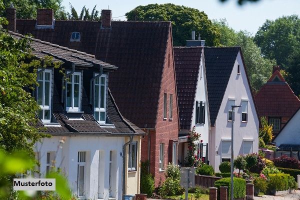 Einfamilienhaus mit Broanbau und Garagen