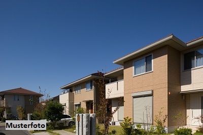 Einfamilien-Doppelhaushälfte mit Stellplatz und Garten