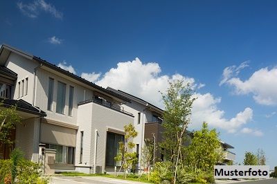 Einfamilien-Doppelhaush�lfte mit Stellplatz und Garten