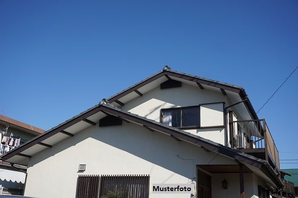 Einfamilienhaus mit Terrasse & Nebengeb�ude - renovierungsbed�rftiges Projekt