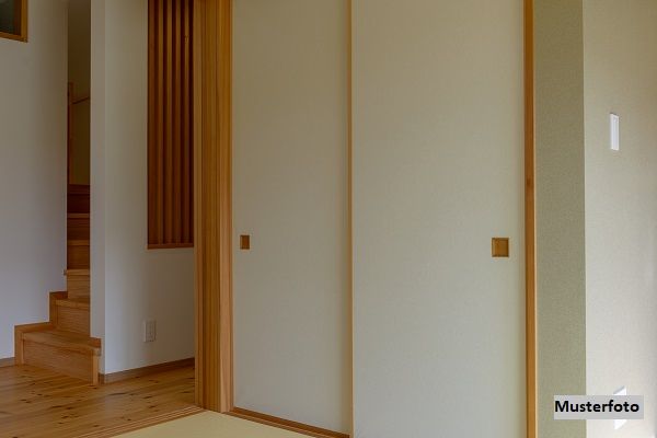 Einfamilienhaus mit Terrasse & Nebengeb�ude - renovierungsbed�rftiges Projekt