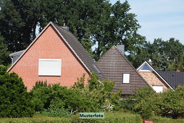 Einfamilienhaus mit Garage und Pool