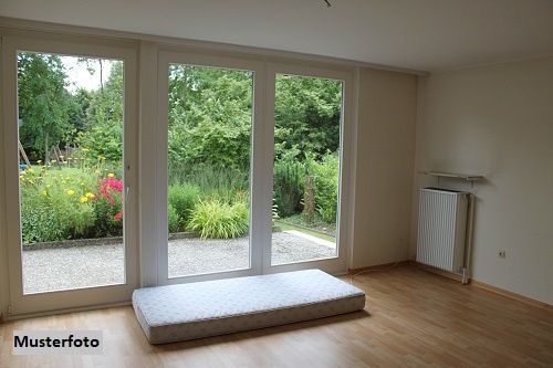 Einfamilien-Doppelhaushälfte mit Stellplatz und Garten
