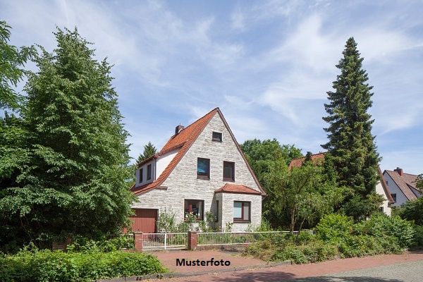 Kompaktes Einfamilienhaus in Hanglage mit Ausbau- und Sanierungspotenzial