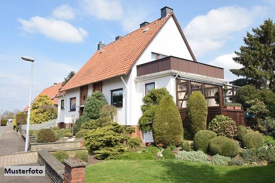 Einfamilienhaus mit Gartenhaus, Terrasse und Balkon