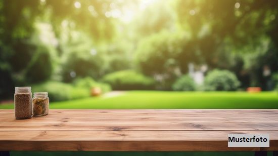 Unbebaute Randparzelle mit einfacher Holzgartenhütte