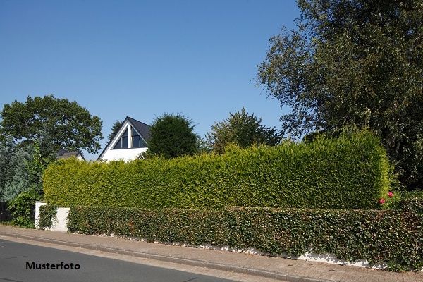 Einfamilien-Doppelhaush�lfte mit Stellplatz und Garten