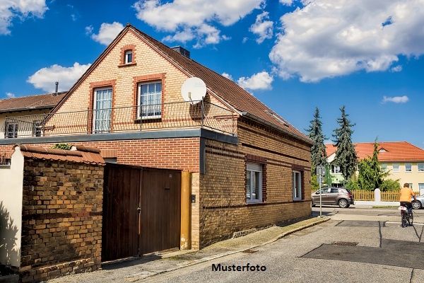 Kleine Hofstelle mit renovierungsbed�rftiger Bausubstanz