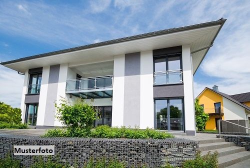 Gepflegtes Zweifamilienhaus mit Schwimmteich und exklusivem Wellnessbereich