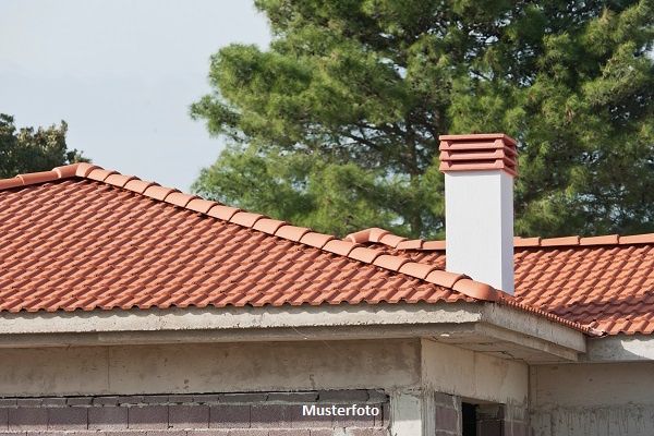 Einfamilienhaus in Hanglage ? stark vernachl�ssigter Zustand