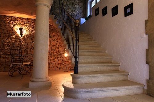 Villa mit Doppelgarage Stall