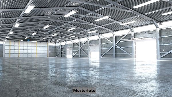 Modernes Büro- und Verwaltungsgebäude mit großzügiger Logistik- und Lagerhalle