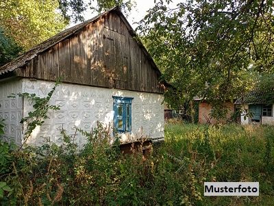 Kleine Hofstelle mit renovierungsbedrftiger Bausubstanz