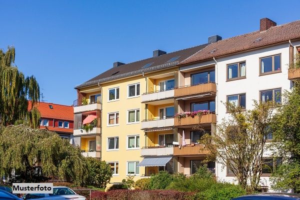 2-Familienhaus mit Garagengebude und Halle