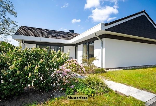 Gepflegtes Zweifamilienhaus mit Schwimmteich und exklusivem Wellnessbereich