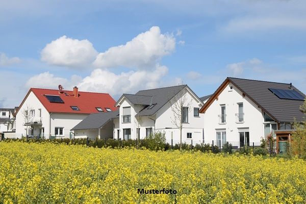 Gepflegtes Zweifamilienhaus mit Schwimmteich und exklusivem Wellnessbereich