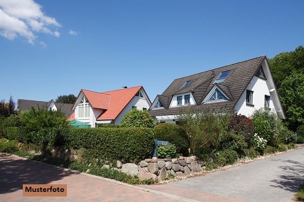 Einfamilienhaus mit Garage und Pool