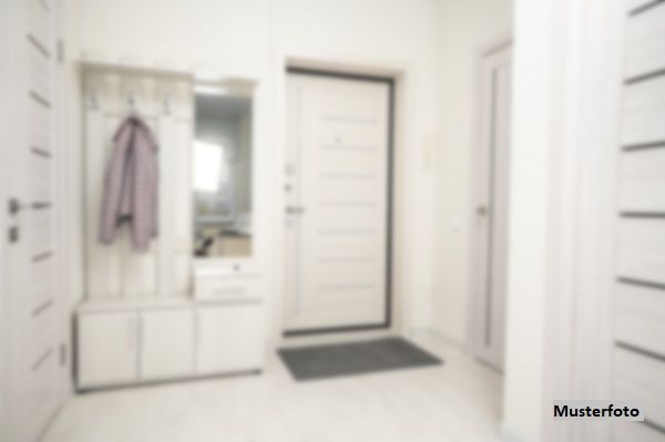 Kompaktes Einfamilienhaus in Hanglage mit Ausbau- und Sanierungspotenzial