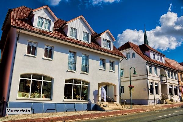 Wohn- und Geschäftshaus mit Verkaufsräumen, Lagerflächen und Nebengebäude