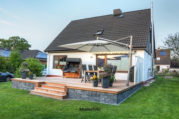 Freistehendes achteckiges Einfamilienhaus mit Carport