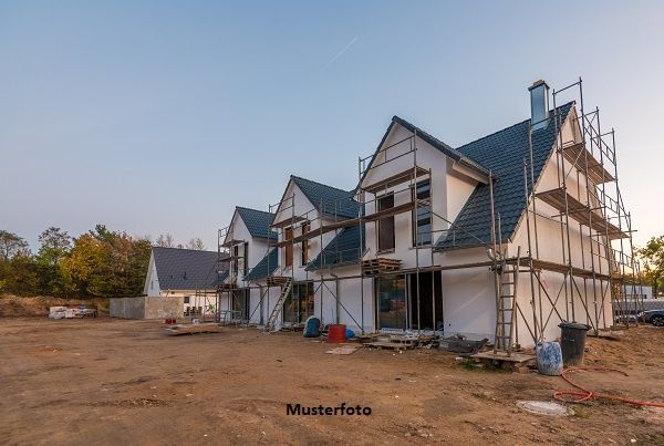 Großes Einfamilienhaus (Rohbauzustand) mit Garage