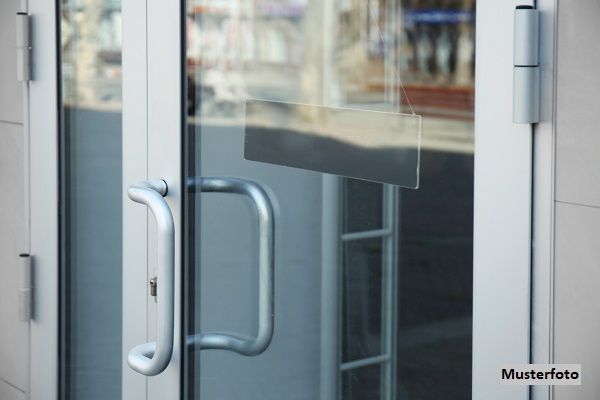 Geschäftshaus mit 15 Stellpätzen