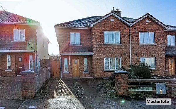 +++ Familienfreundliche Doppelhaushälfte mit Doppelstellplatz außen - ruhig & zentral +++