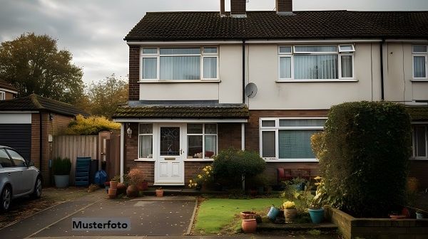 Einfamilien-Doppelhaush�lfte mit Stellplatz und Garten