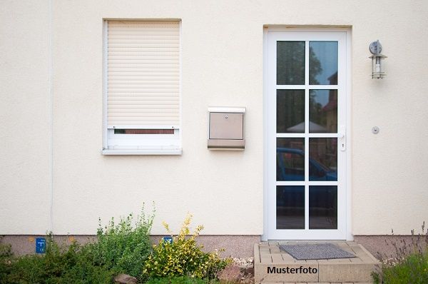 Einfamilienhaus mit Nebengebäude