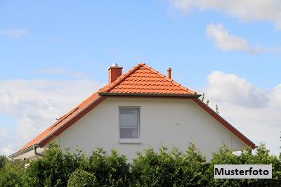 Freistehendes achteckiges Einfamilienhaus mit Carport