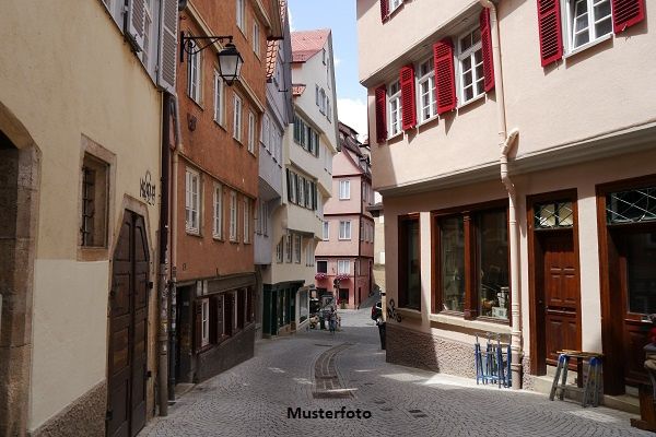 Geschftshaus mit 15 Stellpltzen