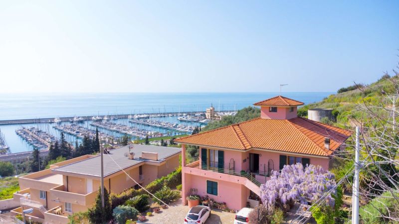 Charmantes Haus mit wunderschnem Garten und Meerblick in Santo Stefano al Mare