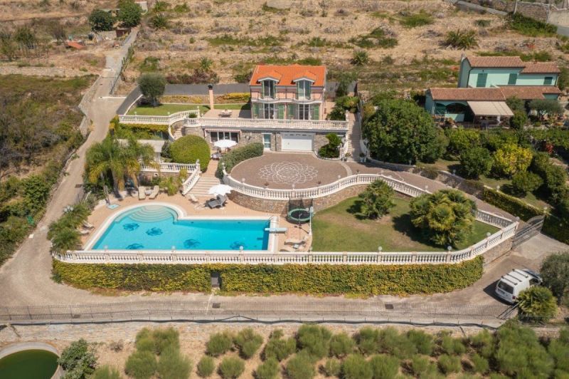 Exklusive Villa in Ospedaletti: Luxurises Wohnen mit Meerblick und Swimmingpool