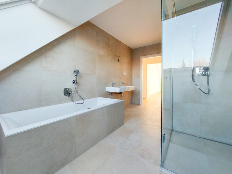 Hier werden alle Stcke gespielt. 5 Zimmer, 2 Badezimmer, 1 Terrasse zum Wohlfhlen und Leben. Gleich einziehen.  /  / 1220 Wien / Bild 3