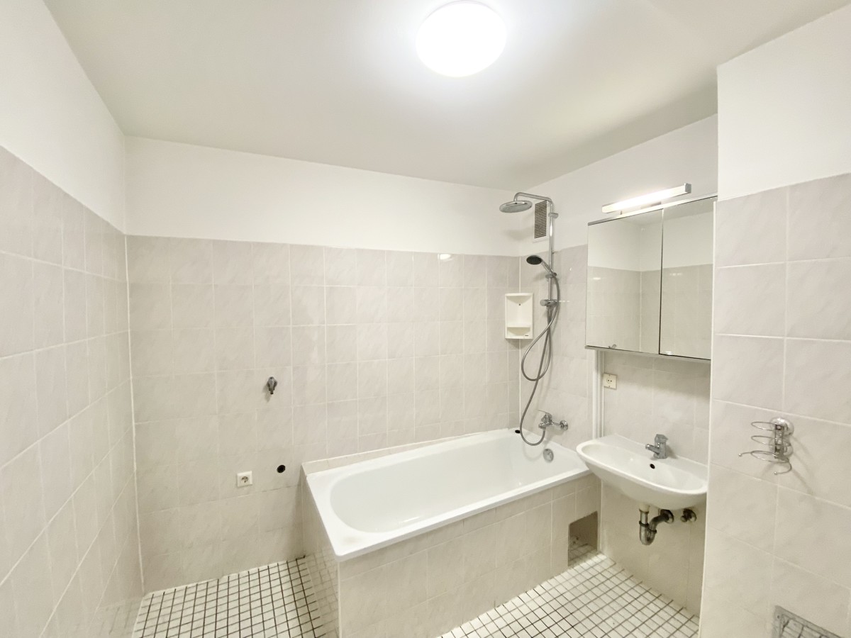 Familienhit! 4 Zimmer Dachgeschowohnung + Terrasse ohne Dachschrgen - 3 Bedroom apartment+ terrace
NEUER PREIS /  / 1140 Wien / Bild 7