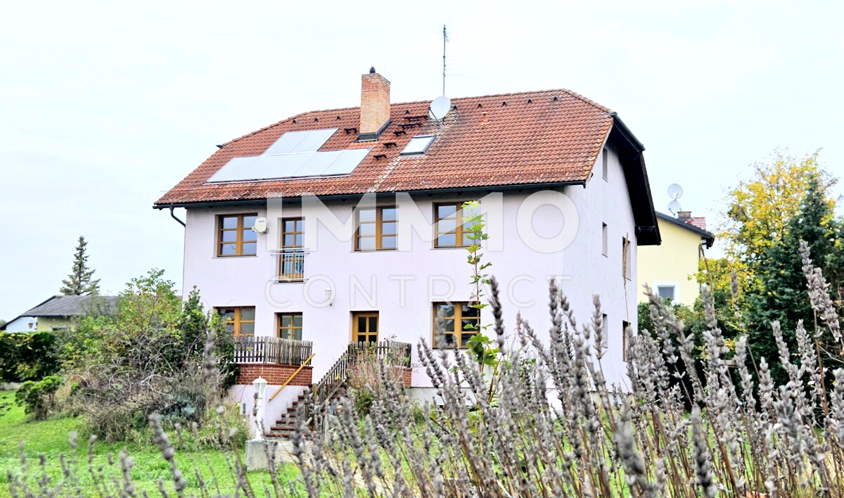 Zweifamilienhaus mit großem Grundstück und Entwicklungspotenzial in Ruhelage