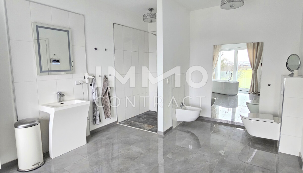 Zeitlose Architektur trifft Großzügigkeit - Designvilla mit Indoor-Pool und Einliegeroption / / 2511 Pfaffstätten / Bild 0