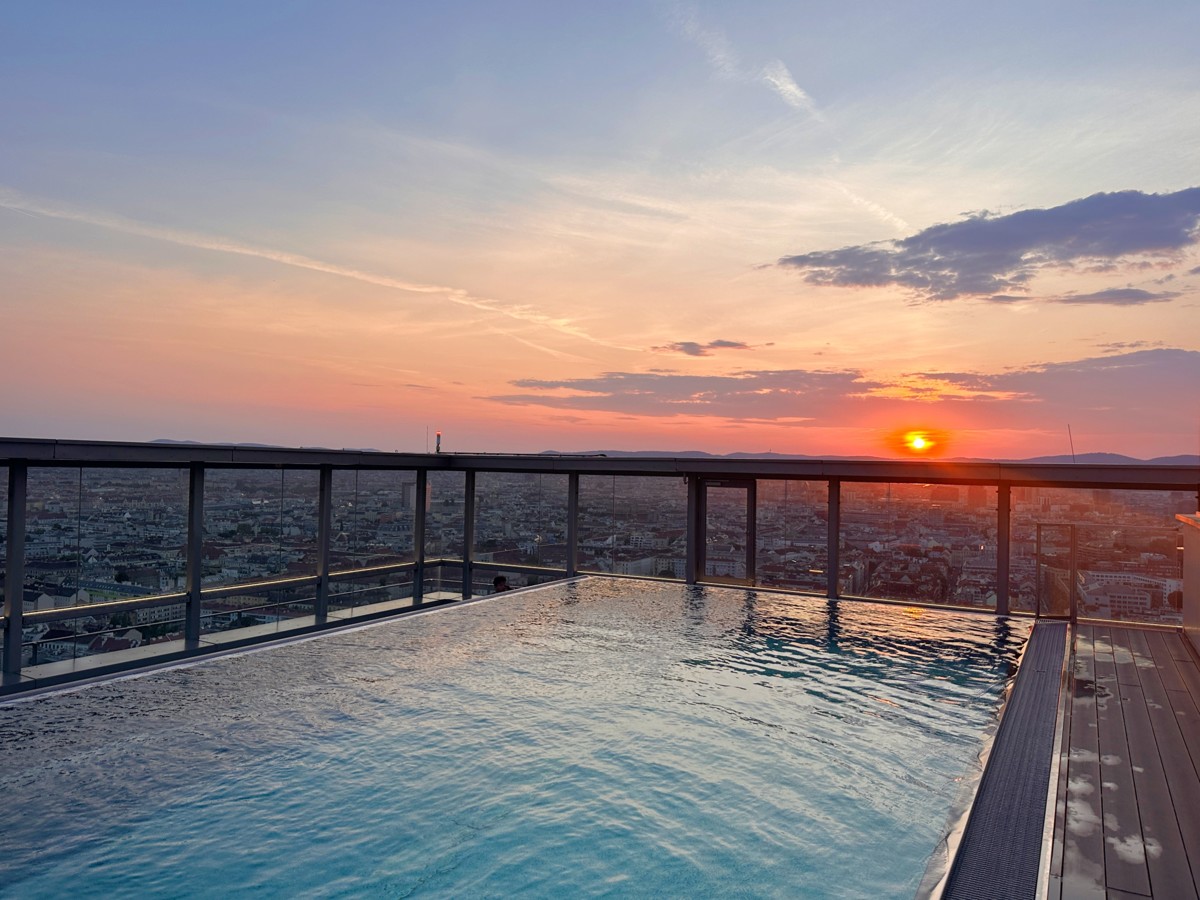 Grandioser Skyline Blick + Pool am Dach = exzellenter Lifestyle