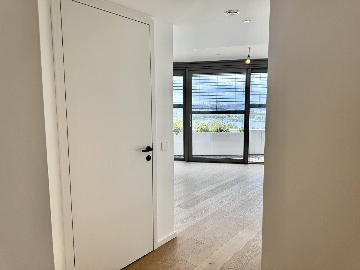 NEU! Doorman, Gym, Pool, div. Lounges UND den schnsten Ausblick auf Stephansdom, Prater & Neue Donau /  / 1220 Wien / Bild 1