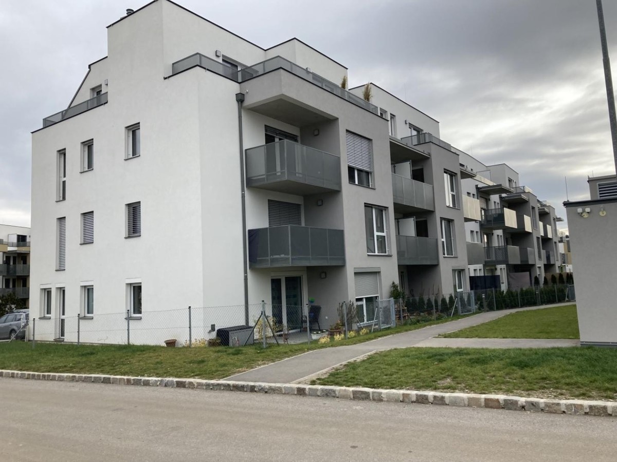 Helle Wohnung mit  Küche und Garagenplatz.