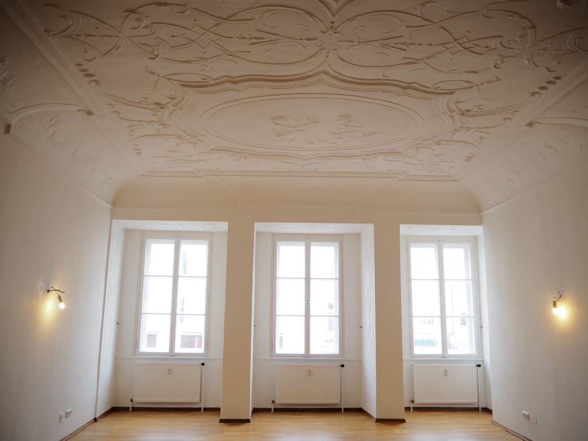Elegante Loft-Wohnung mit Stuckdecken & Intarsientüren